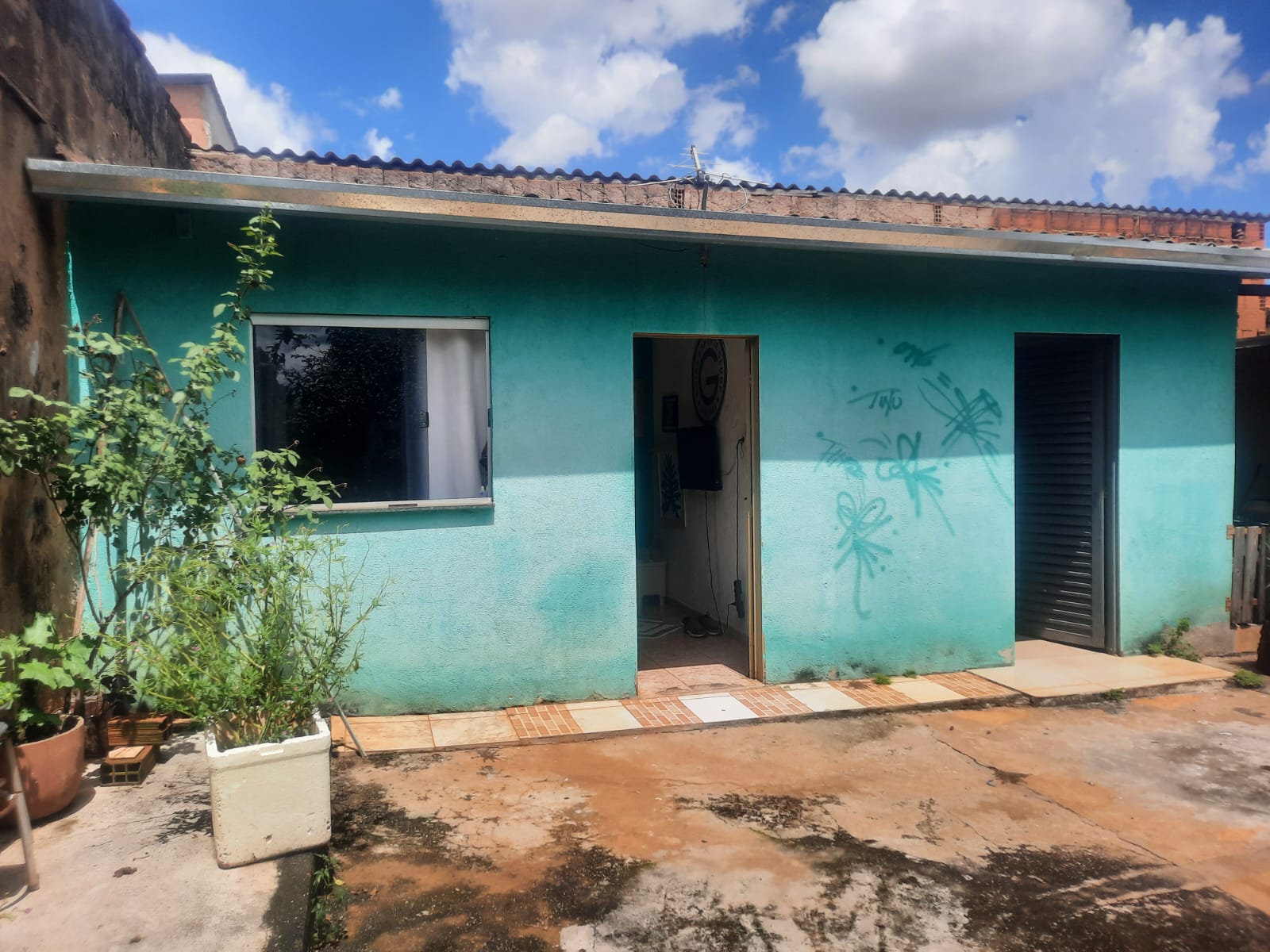 VENDO EXCELENTE CASA COM 3 QUARTOS NO JARDIM CURITIBA.