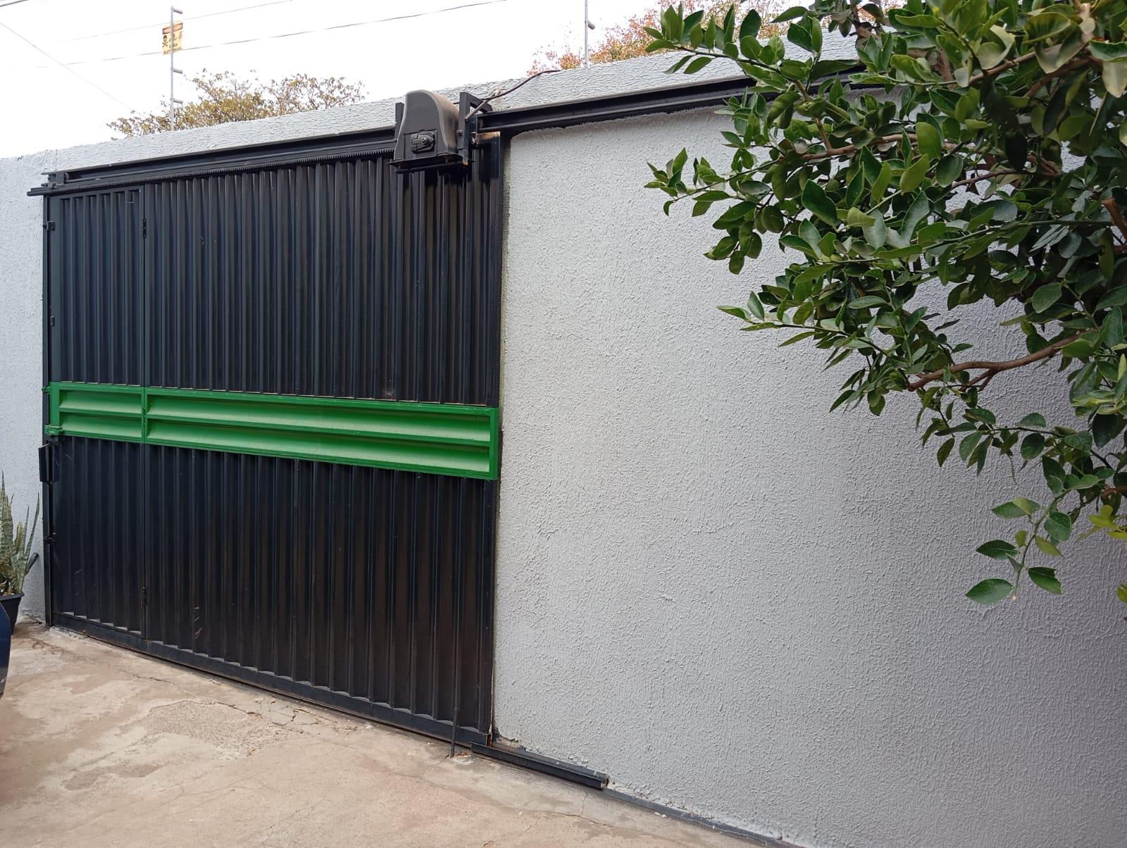 VENDO EXCELENTE CASA 3 QUARTOS COM  SUTE NO RESIDENCIAL CARABAS